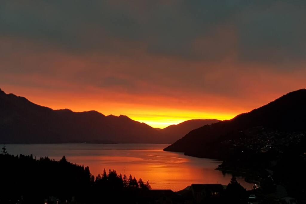 كوينستاون Stunning Home With Amazing Wakatipu Lake Views المظهر الخارجي الصورة