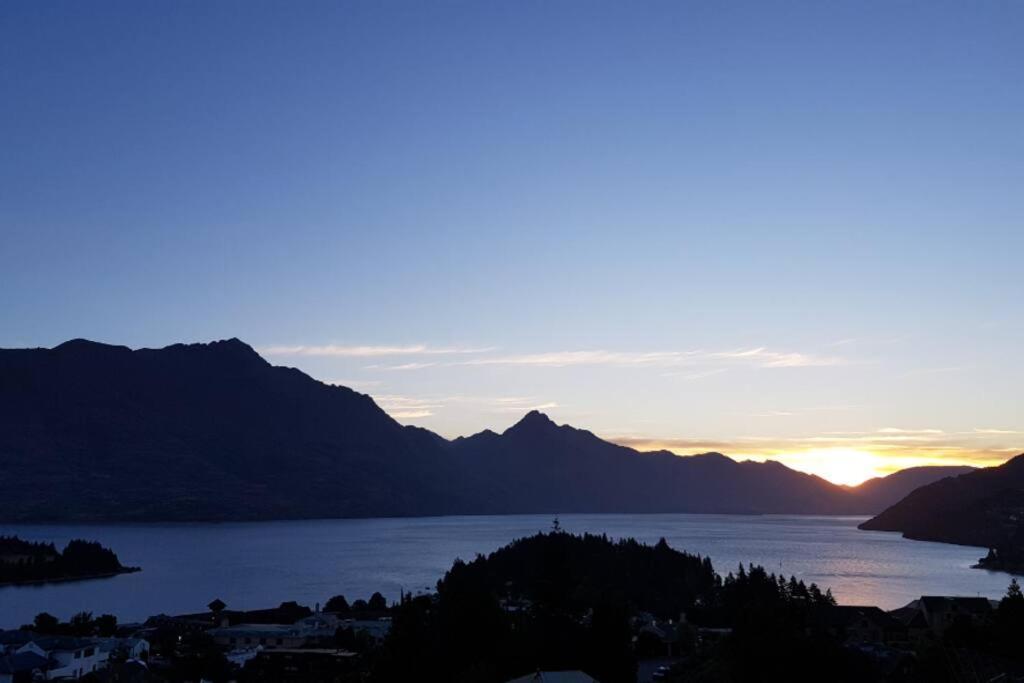 كوينستاون Stunning Home With Amazing Wakatipu Lake Views المظهر الخارجي الصورة